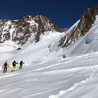 Ski Touring to Roccia Nera through the Verra Glacier