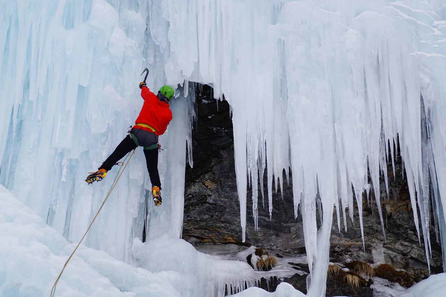 Ice Climbing in San Martino di Castrozza, Courses & Multi-pitch Routes