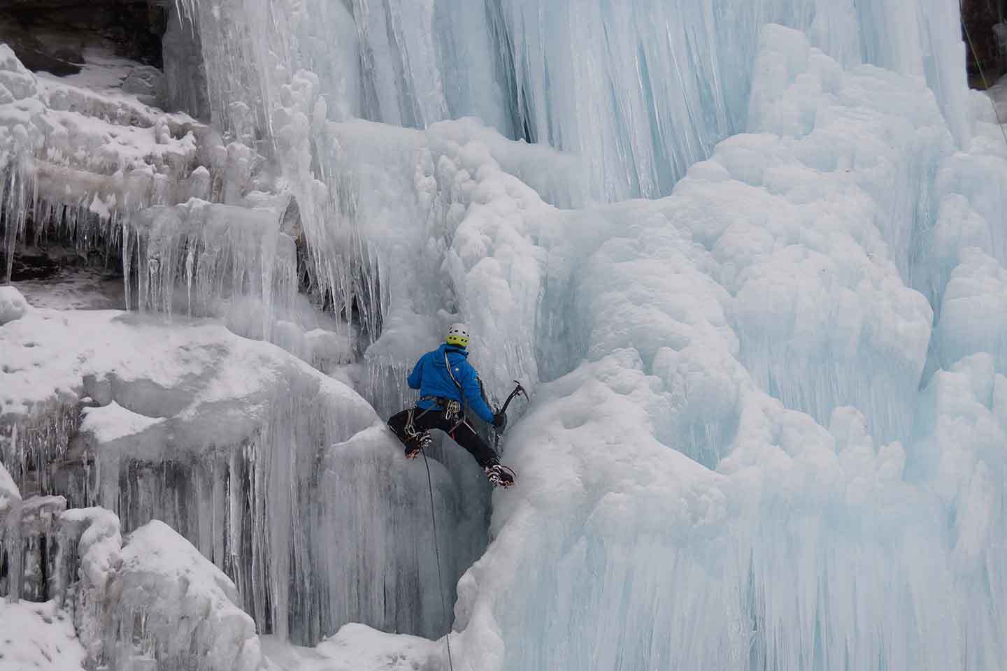 Arrampicata su Ghiaccio a Champoluc con Guida Alpina