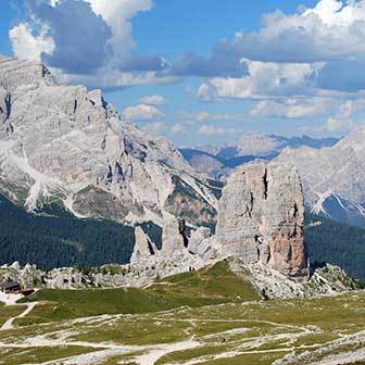 Cinque Torri Loop Tour in the Nuvolau Group