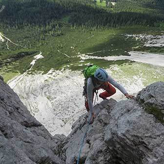 Arrampicata della Via Primo Spigolo alla Tofana di Rozes