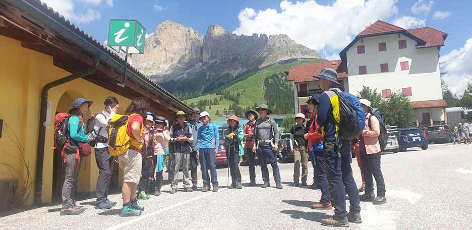 Trekking to Rifugio Roda di Vael in the Catinaggio Group