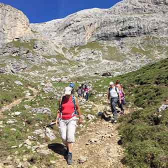 Traverse to Rifugio Sassopiatto from Col Rodella