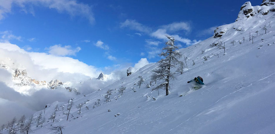 Off-piste Skiing Sci 18 on Faloria Mountain
