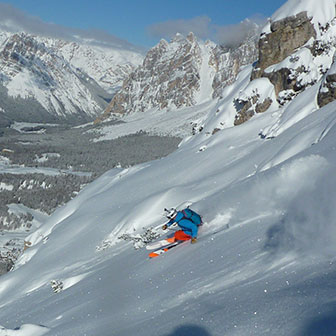 Off-piste Skiing Sci 18 on Faloria Mountain