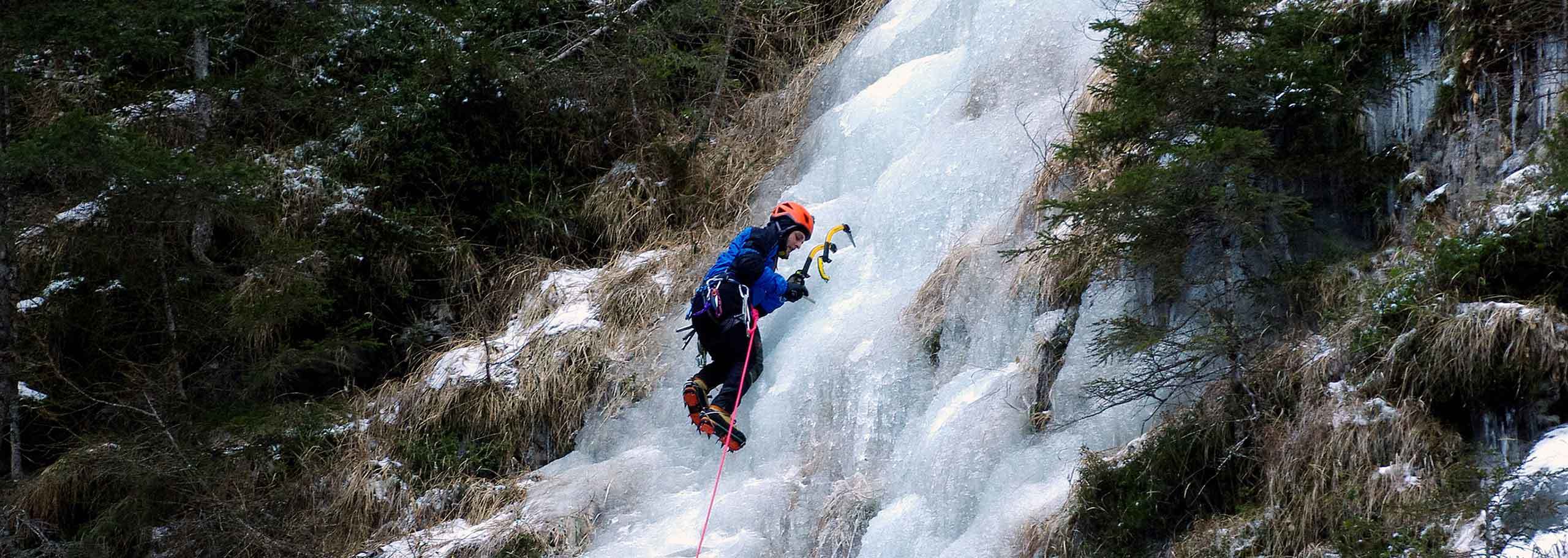 Arrampicata su Ghiaccio nelle Dolomiti di Brenta con Guida Alpina